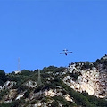 Incendio Positano. Sono iniziate le operazioni di spegnimento con i mezzi aerei /Foto