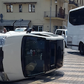 Incidente a Sorrento: auto si ribalta nel centro cittadino 