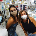 Kendall Jenner arriva a Positano, per lei sosta obbligata da Ceramica Assunta /foto