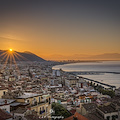 L'alba a Salerno, una sinfonia di luce e vita negli scatti di Carlo de Felice