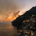 L'incendio si avvicina pericolosamente alla strada che a breve potrebbe essere chiusa /Foto