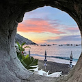 La Chiesa festeggia la Beata Maria Vergine Regina. Meteo: poco nuvoloso. Good Morning Amalficoast