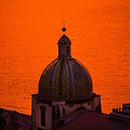 La cupola maiolicata della Chiesa Madre di Positano fotografata all'alba da Fabio Fusco