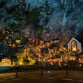 La Grotta di Fornillo si illumina con i colori del Natale, Positano tiene viva la tradizione 