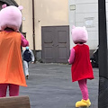 La Protezione Civile accompagna George e Peppa Pig dai bambini di Maiori regalando dolci e un sorriso /Foto