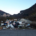 La strada della vergogna, il Vescovado ha acceso un focus segnalando la sedia come avvertimento per una grossa buca /Video