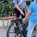 Ladri di bici elettriche in azione a Piano di Sorrento, uomo e donna colti in flagrante