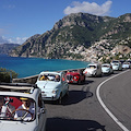 Le coloratissime Fiat 500 sfilano a Positano, Sindaco Guida: «Una domenica di gioia e spensieratezza» 