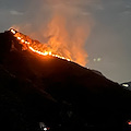 Le fiamme divorano la macchia mediterranea a Tordigliano, salvata dalla pioggia