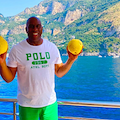 Magic Johnson innamorato di Positano: «Qui i limoni più grandi che abbia visto». Poi esperienza culinaria a Nerano 