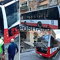 Maiori, in fiamme bus diretto ad Amalfi: solo spavento per gli studenti a bordo /foto /video