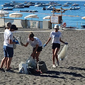 Maiori, volontari internazionali di "Acarbio Costiera Amalfitana" ripuliscono la spiaggia libera 