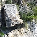 Masso in bilico a Positano, in località Laurito preoccupa lo stato di un costone roccioso non protetto da rete