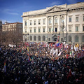 Milano, manifestazione famiglie arcobaleno. Botta e risposta via social tra Pascale e Salvini