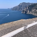 Muretto di protezione abbattuto tra Positano e Vico Equense [FOTO e VIDEO]