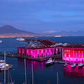 Napoli, 100 giorni al Giro d'Italia: illuminata di rosa l’area borbonica del Molo San Vincenzo e Quartier Generale della Marina