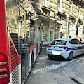 Napoli, auto della municipale blocca traffico e bus. Borrelli: «Anche la polizia parcheggia selvaggiamente»