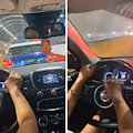 Napoli, fingono un malore in auto per evitare il traffico in galleria. Il video su TikTok