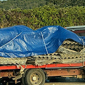 Napoli, ritrovato camion rubato con un carico di 400 chili di lastre in amianto