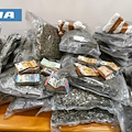 Napoli, sorpreso con pistole rubate e droga per oltre un milione e mezzo di euro