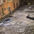 Nubifragio a Torre del Greco, fiume d'acqua trascina auto