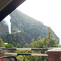 Nuovo fronte di fuoco a Tordigliano, lunga colonna di fumo sotto la sede stradale /FOTO