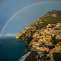 Oggi il buongiorno da Positano arriva con tutti i colori dell'arcobaleno: le meravigliose immagini di Fabio Fusco