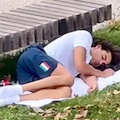 Parigi, negli alloggi manca l'aria condizionata: Thomas Ceccon dorme sul prato del villaggio olimpico