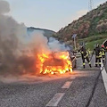 Paura sulla A2: conducente esce dall'auto prima che venga avvolta dalle fiamme 