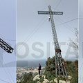 Peluche crocifisso sulla croce di Monte Vico Alvano /foto