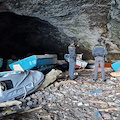 Ponza, la "Grotta dei Morti" trasformata in una discarica abusiva di barche