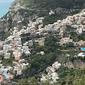 Positano assediata da turisti ed avventori: traffico in tilt