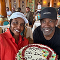 Positano, Denzel Washington fa ritorno nella Divina e festeggia il compleanno della moglie da Chez Black 