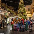 Positano, la magia del Natale avvolge la città con l'accensione delle luminarie / FOTO-VIDEO