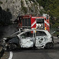 Positano: perde il controllo e finisce contro il muro. L'auto va in fiamme, salvo il conducente /FOTO