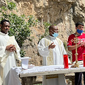 Positano prega la Madonna sul monte bucato, Don Ciriaco: «Come Maria ogni giorno sfidiamo le tentazioni del maligno» /VIDEO