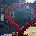 Positano si prepara a San Valentino, cuori rossi in Piazza dei Mulini per passeggiata romantica 