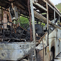 Pozzuoli, sfonda il cancello del Comune con un bus e poi incendia il mezzo. Sindaco: «Attentato alle istituzioni»