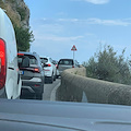 Quando il menefreghismo manda il traffico in tilt, sosta selvaggia nei tornanti di Furore /FOTO