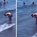 Ragazzo beve acqua di mare a Positano? Il video è virale