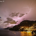 Ragnatela di fulmini nel cielo di Positano: il fenomeno dello Spider Lightning nelle foto di Fabio Fusco