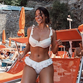 Relax a Positano per l’influencer californiana Nicole Isaacs: «È il mio posto preferito al mondo!»