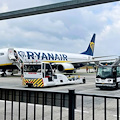 Rissa tra passeggeri su un volo Ryanair, pilota costretto ad atterraggio di emergenza