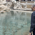 Roma, attivisti gettano liquido nero nella Fontana di Trevi. Sindaco: «Danno ambientale non indifferente»