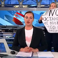 Russia, giornalista irrompe in diretta tv con cartello: «No guerra in Ucraina, vi stanno mentendo»