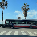 Salerno, atti osceni su un autobus: uomo tenta la fuga e aggredisce gli agenti