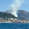 Salerno, incendio sulla collina del Castello Arechi