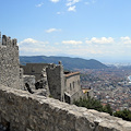 Salerno, situazioni di pericolo dopo incendio: chiude il Castello Arechi 