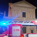 Saronno, si arrampica ubriaco sul tetto del Duomo e si addormenta: ragazzo salvato dai vigili del fuoco 