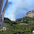 Scala, incendio minaccia la Valle delle Ferriere: soccorsi in azione